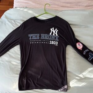 BRAND NEW Fanatics Black Long Sleeve Shirt with New York Yankees Graphics